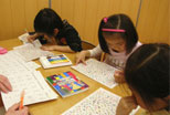 プリンス英米学院　西新潟校　キッズクラス　アルファベットを書く練習をします